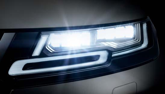 BRIGHTER LIGHTS, SAFER NIGHT TIME DRIVING 레인지로버이보크는올라운드익스테리어 LED 라이팅이기본장착됩니다. LED 램프는차량의수명주기에맞춰설계되었으며, 에너지사용량이적기때문에연료효율에도도움이됩니다. 또한자연광에가까운빛을발산하므로야간운전중의피로감을완화시켜줍니다.