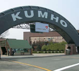 b 세계의고객과 KUMHO 가만납니다. 앞선기술력과높은품질로반세기동안세계타이어시장점유율을확대해온금호타이어는글로벌기업으로서의부상하고있습니다. 2007년기준한국및해외공장에서연간약 5천500만본의타이어를생산하고, 한국미국영국중국을잇는글로벌 R&D 네트워크를구축함으로써첨단타이어를개발하고있습니다.