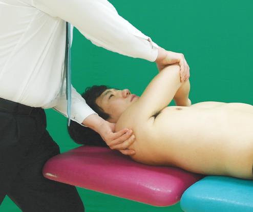 검사진행 : 어깨관절을수평모음하면서위팔뼈를앞쪽에서뒤쪽으로민 ( 축성압박 ) 어깨뼈고정 돌림근띠와뒤오목위팔관절에스트레스가주어짐