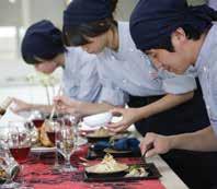 맛에건강을더하는식품영양전공 웰빙을추구하는건강한식생활문화를발전시키기위하여식품영양전반에관한기초이론과실무기술을습득하여기능성식단및영양상담능력을갖춘다재다능한영양사, 식품의품질관리와가공제품을개발할수있는능력을겸비한식품산업기사와위생사, 식품성분분석과연구개발의업무에종사할수있는능력있는전문기술인을양성합니다.