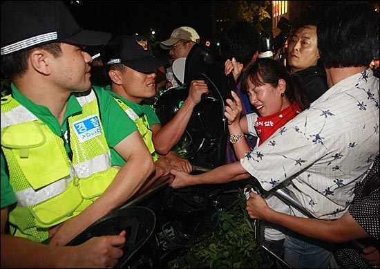 그러나경찰은지상승강기안에서문이닫히지않도록해서사람들의승강기이용을막았다. [ 사진설명 ] '4 차희망버스 ' 참가자들이 27 일오후서울종로구광교사거리에서청계천아래 쪽보도로행진을벌이다가인도로올라가려고하자, 경찰들이이를막고있다.