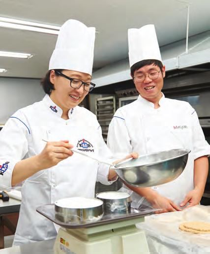 각기다른원재료를테스트하면서거기에맞게또개발하고있구요. 요즘버터가격이계속오르는데가격 예전에는후학양성도많이했었는데일을하다보니후학양성보다는본인이직접제품을만들고재료를공부하는게더적성에맞았다. 시작할때꾸준하게연습하는게좋은것같아요.