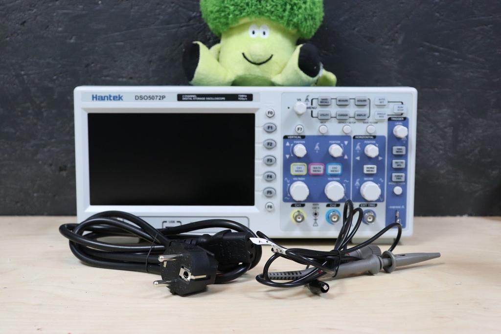 1. 개요 1.1 소개 오실로스코프 (Oscilloscope) 는시간에따른전압의변화를디스플레이를통해표현해주는장비입니다. 회로를다루는데있어선마치청진기와같은필수적인장비입니다.