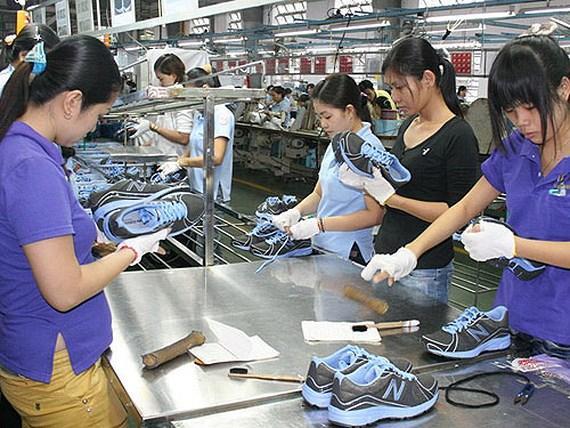 페이지 7 / 19 CPTPP 베트남의의류 신발산업시장확대창출에가세 전문가에따르면, CPTPP ( 환태평양포괄적경제동반자협정 : 새로운 TPP) 협정은베트남의수출산업, 특히의류 신발산업의뒷받침이될것으로기대되고있다. CPTPP 의주요내용중하나는합의가발효직후부터관세의 95~98 % 가철폐되는것이다.