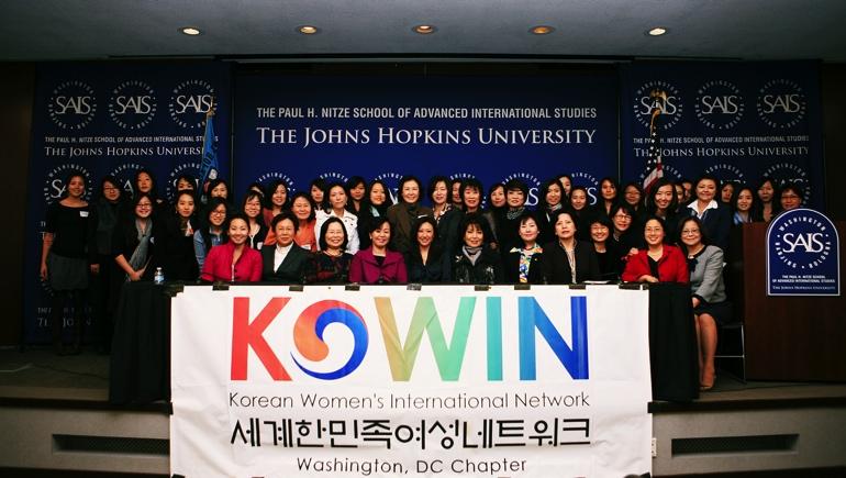 제 2 회 연례 KOWIN DC 전문직 한국계 여성 대상 리더십 세미나 2011년 11월 19일 2011 년 11 월 19 일, KOWIN DC 지부가 주관한 제 두 번째 연례 리더십 세미나가 한국계 여성들을 대상으로 열렸다.