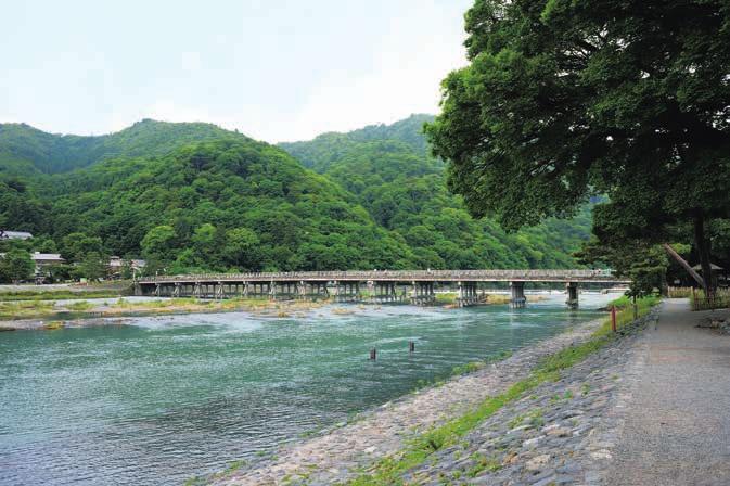 Located in the ancient capital of Kyoto 고도교토에위치 ( 古都 ) 교토외국어대학교는옛일본의정치적, 문화적수도인교토에위치하고있습니다. 본대학교는이같은장점을활용하여교토의전통문화를배울수있는다양한수업과외국관광객을학생들이직접통역하며안내하는 클럽활동등과같은프로그램을제공하고있습니다.