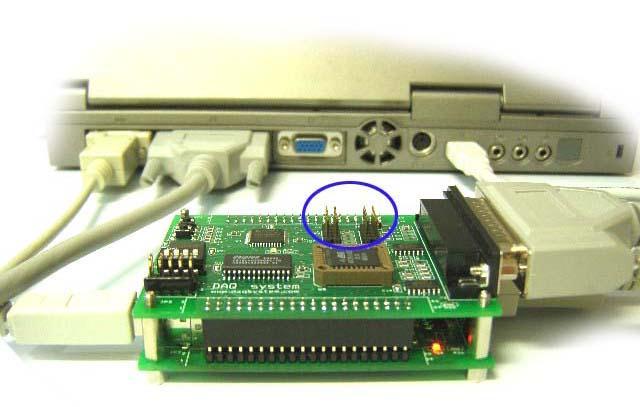 4. EPLD(XC9536XL) 프로그램 EPLD를프로그램하기위하여는아래그림과같이두개의보드를결합하고, 프린터케이블을 PC와 USB-IK01간에연결하고, 그림에서보이는파란색원안의두개의커넥터를 [ 그림 4-1] 과같이 Flat 케이블로연결한다. [ 그림 4-1. USB-IK01 의 EPLD 프로그램모습 ] 4.