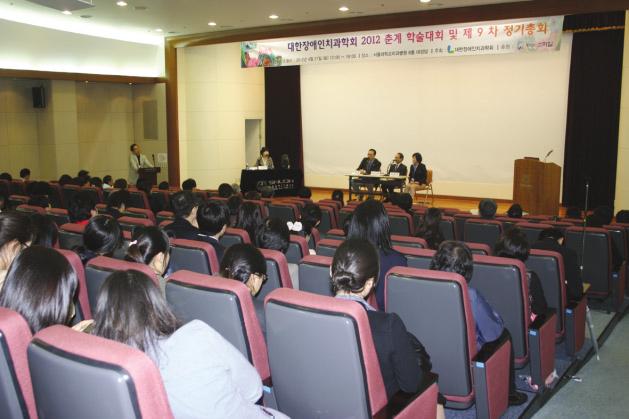 Korean Association for Disability and Oral Health 8(1) 2012 이어진행된자유연제포스터발표에서는한국과일본연자모두포함해다양한주제로 28개의포스터발표가진행돼큰관심을얻었다. 2부에서는김선미 ( 전남대치과병원 ) 교수가좌장을맡은가운데 고령장애인의구강건강 이라는주제로국제심포지엄이진행되었다.