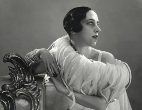 엘자스키아빠렐리 (Elsa Schiaparelli, 1890~1973) 1 출생및성장 가 ) 이탈리아 로마태생 2 주요활동 나 ) 자유로운영혼의소유자로서어린시절열렬한사랑이담긴시집을출간 다 )