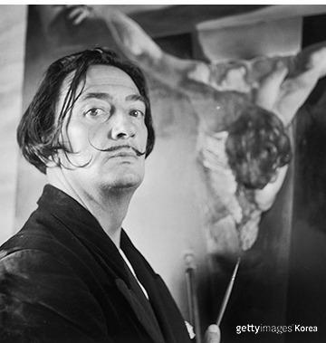 예술양과현대의상 달리 Salvador Dalí[1904.5.11~1989.1.23] 에스파냐의초현실주의화가. 1929 년초현실주의자들과합류 S.