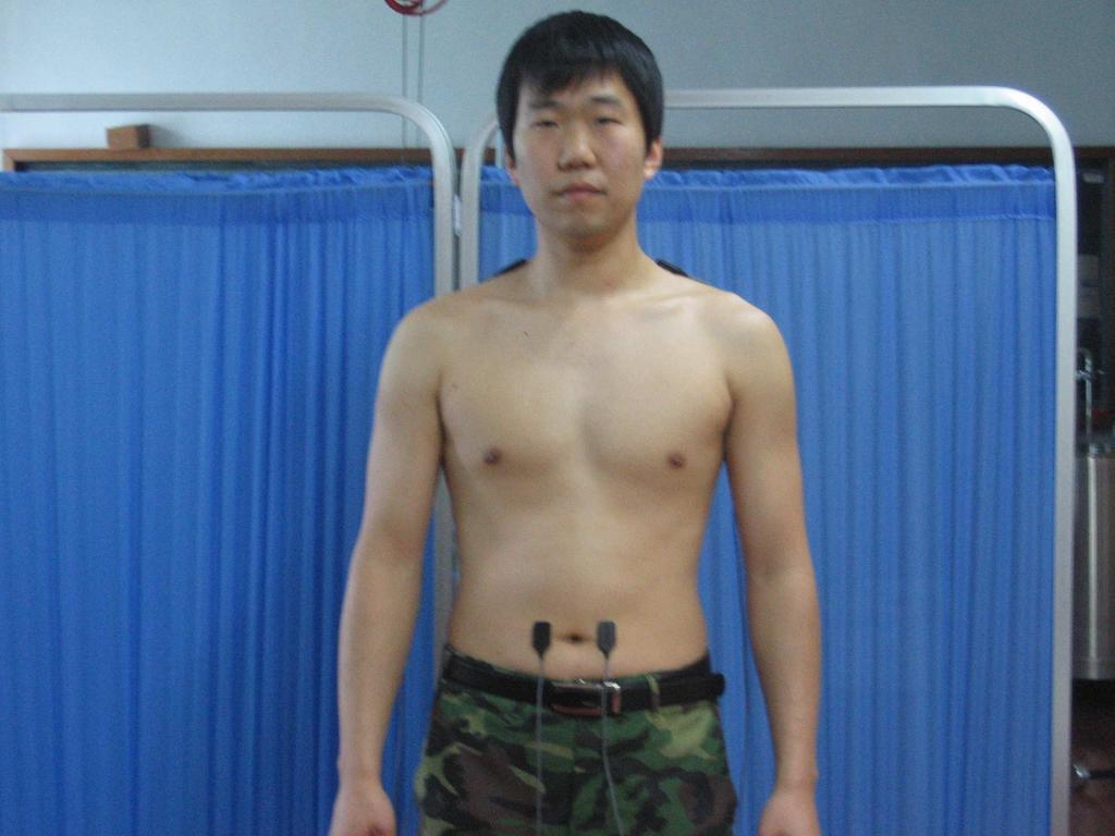 그리고표시된부위를기준으로하여맨손근력검사 (manual muscle testing) 의최대근수축시뚜렷이보이는근복 (muscle belly) 에근전도전극부착부위를최종적으로표시하였다.