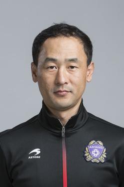 2017 PLAYER & STAFF 감독 김종필 Q 서울나우병원 평촌은 FC안양의 메디컬스폰서로 참여하고 계신데요. 어떤 역할을 기대하고 있나요? A 저희가 메디컬스폰서를 하는 동안 선수들이 다쳤을 때 재 몸 관리를 잘하면 아플 일이 없잖아요.