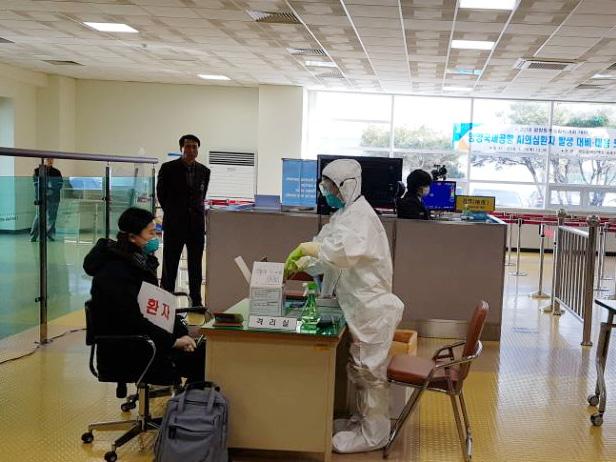 주간건강과질병 제 11 권제 16 호 Figure 3. Field training against novel infectious diseases at YangYang International Airport (January 25, 218) 2) 입국자검역조치 실시하였다.
