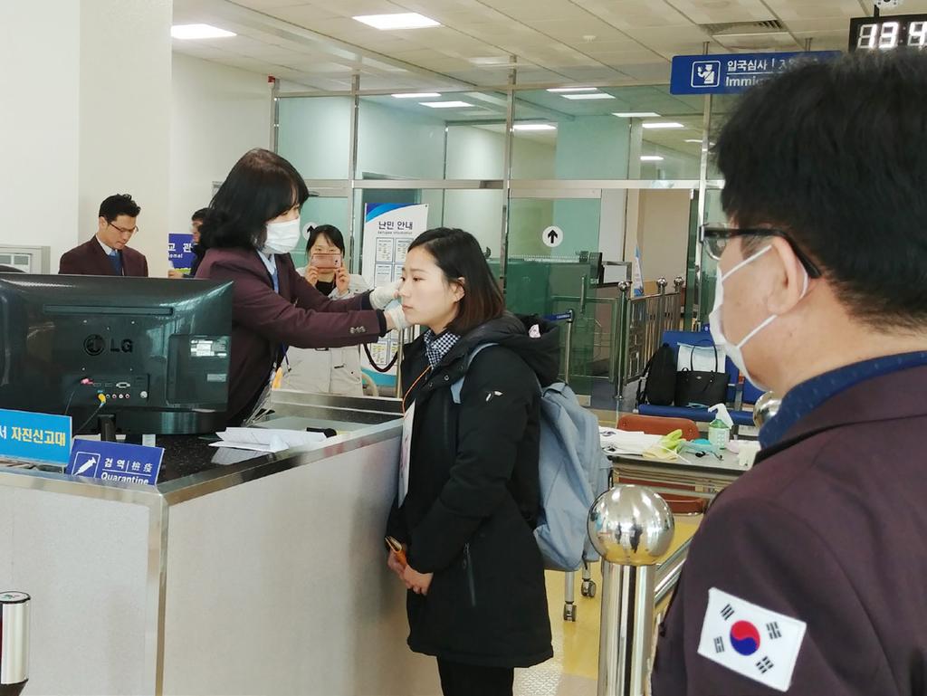 그러므로, 중국등입국자가많은직항노선의경우선수단이탑승한항공기의탑승객전수게이트검역을실시하였으며, 제3국을경유하여입국한검역감염병오염지역선수단등관계자는검역정보시스템을활용하여 ( 다 ) 국내환승객이번대회기간동안해외에서입국한외국인환승객중인천공항에서양양공항으로가는국내환승객을대상으로인천공항환승기게이트에서발열감시를실시하였다.