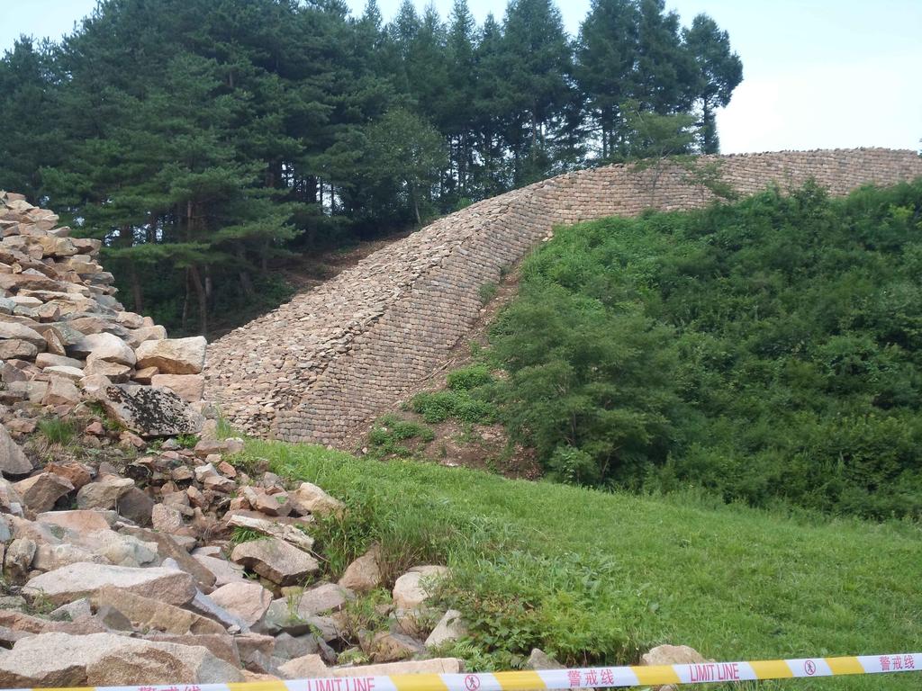 우산하 고분군 남쪽에 자리한 7세기 고구려분묘, 집안 고구려 유적지에서 화강석의 벽에 그림이 그려진 5개의 석벽화 고분을 오회분이라고 하며 그 중 다섯번째 묘가 바로 오호묘(五號墓) 이다. 5호묘는 1962년에 들어서야 본격적 으로 발굴 정리되었기에 국내에는 비교 적 덜 알려져 있지만 과히 고구려 유적 의 꽃이라 할 만하다.