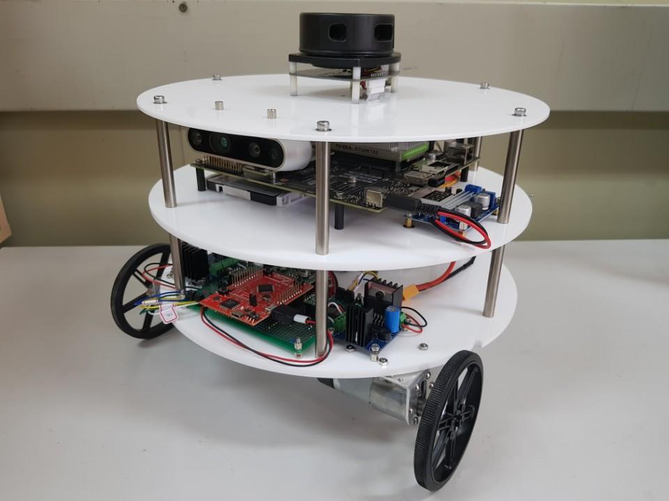 Educational Indoor Autonomous Mobile Robot System Using a LiDAR and a RGB-D Camera 47 이로봇은 ROS 기반 SLAM 패키지인 Gmapping