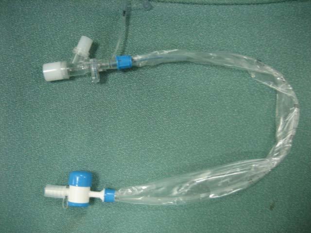 2) 기관지흡인술 이론적정의무균술을지키며음압을주지않고흡인관을기관내관에삽입한뒤간헐적으로음압을주면서카테터를회전시켜빼내는동안기도내의분비물을제거해내는간호중재이다.(Kinney et al., 1998) 조작적정의본연구에서는개방형기관지흡인술과폐쇄형기관지흡인술로구분하였으며, 압력은 120mmHg 으로동일하게유지한다.