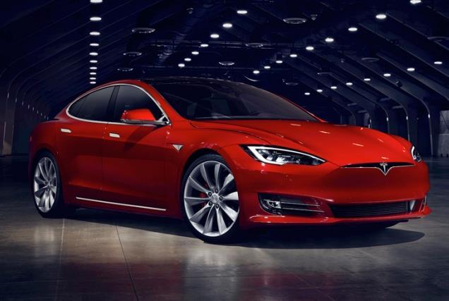 Model 3, 2 세대전기차의정점 프리미엄대형세단 Model S 성공 Model 3에앞서 Model S의성공배경을짚어보자. Model S는 212년 6월에출시돼 215년까지누적판매량이 1만대를돌파했다.