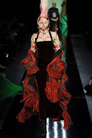 Alessandro Dell'Acqua의 F/W 컬렉션에서는안감을안감으로사용하지않고원피스소재로사용하였다 ( nude dress made of lining fabric ). < 그림 6> 에서는안감소재를이용한원피스가제시되며, 타이트한실루엣의같은소재이지만다른색상으로선보인원피스또한있었다.