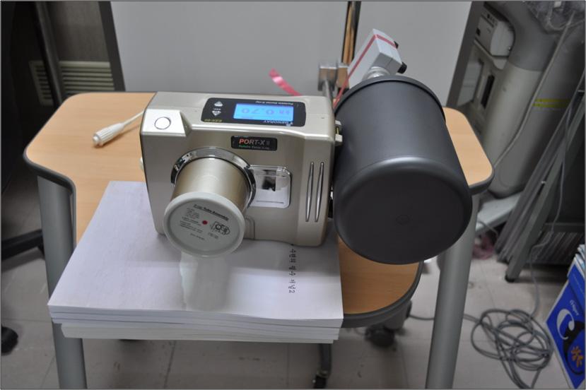 치과용포터블엑스선촬영장치의안전한사용에관한가이드라인 2. 국내치과용포터블엑스선촬영장치의촬영자피폭선량 ( 누설및산란선량 ) 측정 - 선량측정기 : Medical X-ray System Test Equipments Model 9015RM with 10X5-1800 chamber (RadCal Corp., Monrovia, USA) 1) 누설선량측정 가.