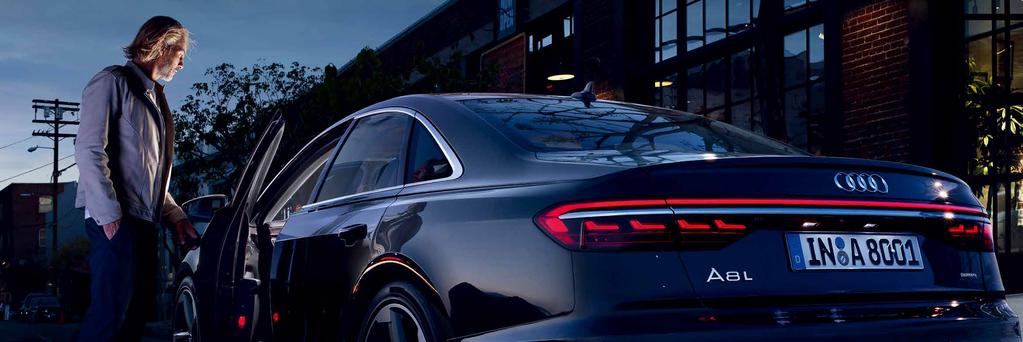 Audi A8 L 16 17 앞선자의여유로움 아우디 OLED 테일라이트는입체적으로디자인되어 Audi A8 L을더욱특별하게만들어줍니다. OLED 기술은기하학적형태의빛을균일하게밝혀주며, 빛의밝기도자유자재로조절합니다.