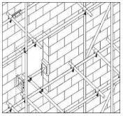 박스형벽이음재설치가불가능한경우건물전면의형상과조건에따라강관과클램프를갈고리형태로조립하여비계를벽이음하는방식