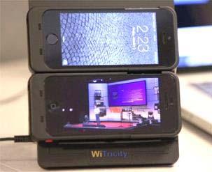 2008년자기공명방식을최초로발표한 MIT연구팀이설립한 WiTricity 는 2014년 1월에있었던 CES2014에서자기공명방식을이용하여수인치 (inch) 이내의거리에서 iphone5/5s를충전할수있는시스템을전시하였다 [6](( 그림 4) 참조 ). 나.
