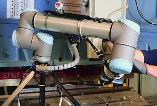 Smart Factory 구현을위한제어 / 자동화기술 > 4) 산업용 Robot 협업 Robot 협업 Robot (Collaboration Robot) 인간과의직접적인상호작용을위해설계되어, 인간과함께안전하게작업할수있는 Robot