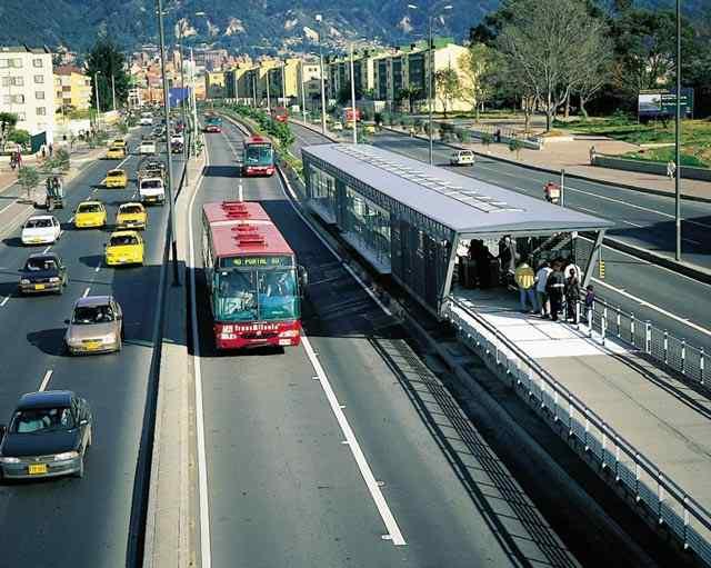 o CO 2 삭감 - 287,087 톤 / 년 o 비용절약 - 2012 년까지 25 백만불 o (Transmilenio) BRT, 301km. o : I 297, III 1.3 o 388km 2016 4, 85%.