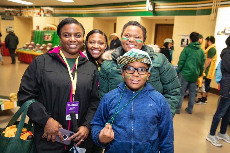 Stay Connected as a Mason Family 메이슨가족일원으로참여하기 New Student and Family Programs (NSFP) 은 Mason 학생의성장과성공에있어부모님들과가족들일원들이얼마나중요한역할을하시는지잘알고있습니다.