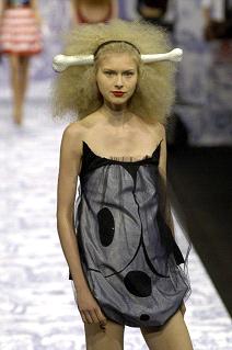 com <그림 27> Alexander McQueen, RTW, Paris, 1999 S/S Fashion at the Edge, 2003, p. 179.