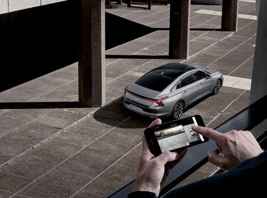 운전자가멀리떨어진상황에서도스마트폰의 Kia Connect 애플리케이션을 차량외부에서차량을전진또는후진제어하여,