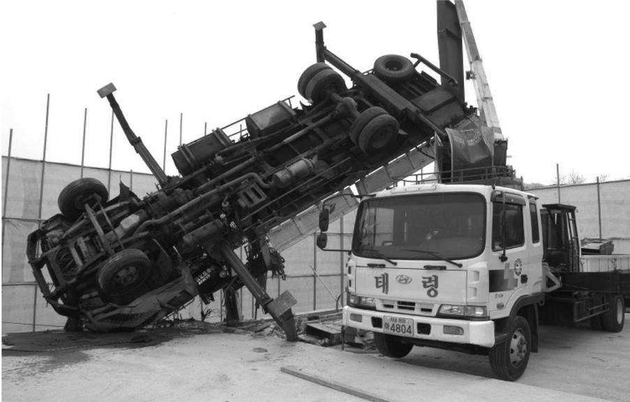김종혁 김의수 을 장착하여 구조 변경한 차량크레인으로 최대 작업높이 22.7 m, 최대 작업반경 19.