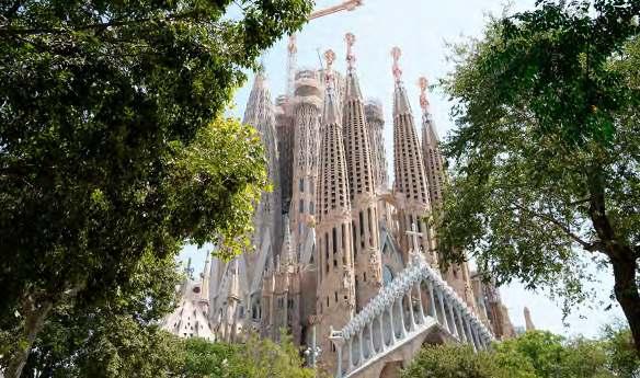 사그라다파밀리아 사그라다파밀리아는바르셀로나를대표하는건축물이에요. 1882 년에착공한지 140 년이지난지금도계속짓고있어서세계에서가장유명한미완성건물이라고하죠. 기둥과조각하나하나가상징과은유로가득차있어서가이드를받으면서둘러보는게좋은데요.