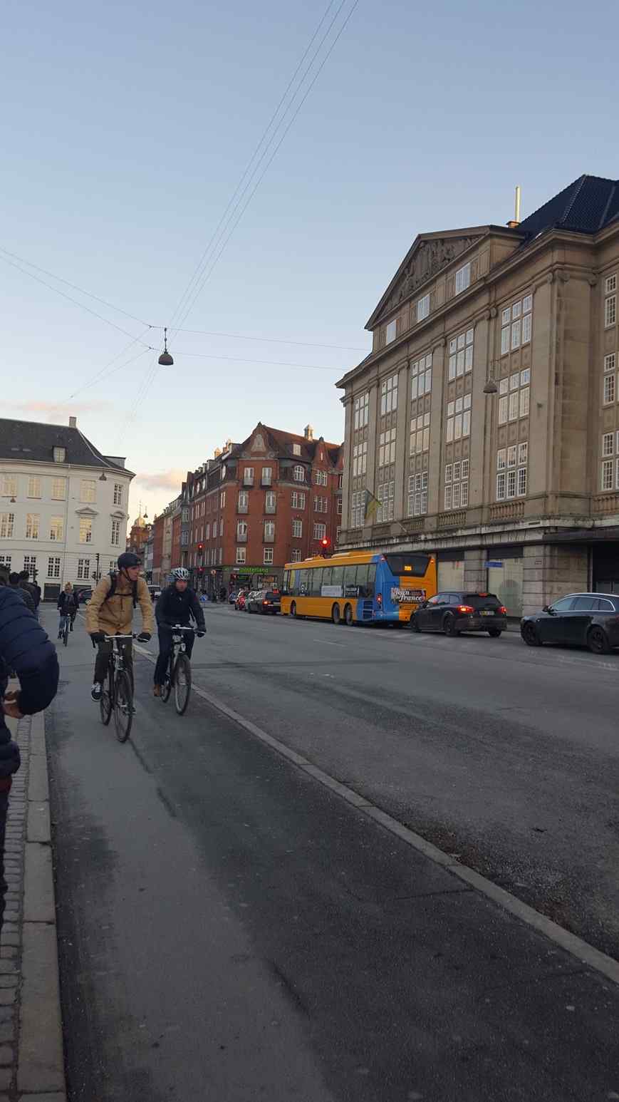 Ⅲ 우리가 방문한 주요장소 [덴마크] 자전거 전용도로 덴마크는 '자전거 왕국'이다. 출퇴근 시간에 구름처럼 떼지어 몰려 가는 자전거의 행렬, 그리고 국회나 주요 관공서 학교 상가 기차역 앞에 세워진 자전거를 보면 덴마크가 자전거 왕국임을 실감하지 않을 수 없다.