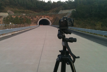 도로터널의 갱구부 경관설계가 터널 내부조명에 미치는 영향에 관한 연구 주변시설물 및 재료적 특성을 고려한 휘도측정은 화 상휘도계를 사용하였다. Fig. 2.