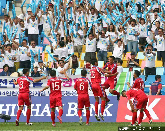 NK포커스 [인천아시안게임] 2014.9.16. 북한 남자축구 중국에 3:0으로 완승 북 한 남자축구 대표팀이 15일 오후 5 시 인천축구전용경기장에서 열린 남 자축구 F조 예선 첫 번째 경기에서 중국을 3:0으로 대파했다. 국제경기 출전 횟수가 적어 전력이 가려 졌던 북한 남자축구 대표팀은 중국팀을 맞 아 숨겨두었던 날카로운 실력을 뽐냈다.