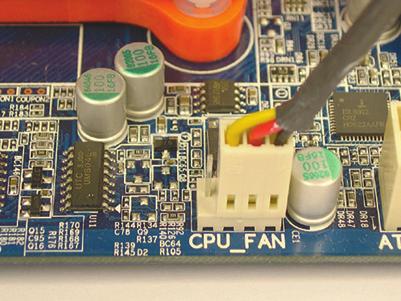 단계 3: CPU 쿨러 클립을 고정 프레임의 한편 에 있는 장착 돌출부에 걸어줍니다.