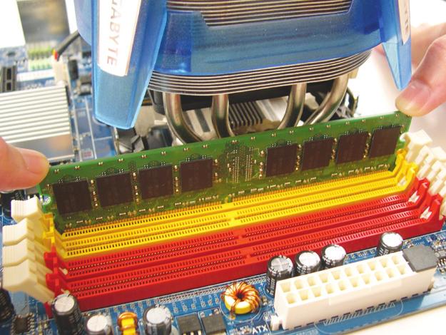 노치 DDR2 DIMM DDR2 메모리 모듈에는 노치가 있기 때문에 한 방향으로만 끼울 수 있습니다. 아래 단계에.