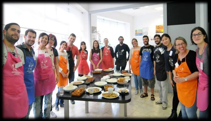 Fotografías durante el taller de cocina realizado en mayo (arriba) y en noviembre (izqda.
