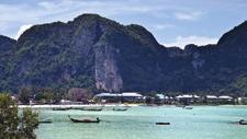 아오낭 Ao Nang_ 끄라비의가장대표적인해변으로저녁에해지는모습이아름답다. 가는방법 _ 끄라비타운에서썽태우로 30 분 라이레 Rai Leh_ 아오낭구석에있는작은반도모양의해변. 조수간만의차가심한동라이레와부드러운파도와모래로유명한서라이 레가있다. 라이레이해안은석회암절벽으로멋스럽다.