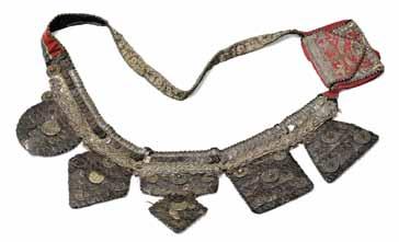 Поверх сороки повязывали вышитый платок. Важной частью марийского костюма являлись пояса, передники и многочисленные нагрудные украшения.
