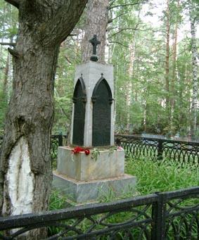 남편들의시베리아유형에함께한 11명의데카브리스트의부인들그녀는 31세에생을마감했고이바셰프는꼭 1년을더살고갑자기죽었으며부인이사망한날에남편의장례식이치러졌다 < 뚜린스크에있는이바셰프의무덤 > 뿌쒼, 바사르긴, 안넨코프가 까밀라의어머니와아이들 ( 마리야, 볘라, 뾰뜨르 ) 을도와주었고