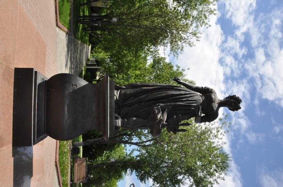 2011 년 9 월 13 일 이르쿠츠크의데카브리스트역사박물관 ( 발콘스키저택 ) 옆작은공원에서 데카브리스트들의부인들 동상이제막되었다. 기념동상은마리야발콘스카야가가정의평상복을입고촛대와함께있는형상이다.