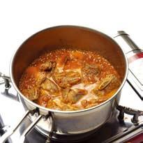 1. Weichen Sie die Rippchen in kaltem Wasser ein um das Blut zu entfernen. 2. Kochen Sie das Schweinefleisch vor, so dass der Rand durchgekocht ist. Waschen Sie es dann in kaltem Wasser.