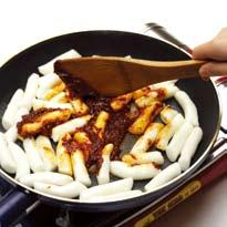 Fügen Sie rotes Chilipulver für mehr Schärfe hinzu. 4. Braten Sie die Reiskuchen mit den Gewürzen in der Pfanne. 5.