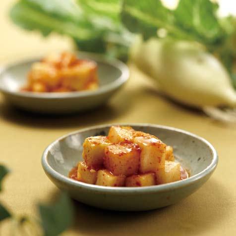 36 Chonggak Kimchi Kimchi aus jungem Rettich 총각김치 38 Ggakdugi Rettich Kimchi in Würfeln 깍두기 40 Nabak Kimchi Wässeriges Kimchi