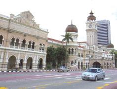 가는방법 _ KL 중앙역에서걸어서 15 분 술탄압둘사마드빌딩 Sultan Abdul Samad Building_ 말레이시아의역사적상징물로영국식민지시대인 1897 년에지어져주요행정 부건물로쓰였다. 지금은대법원과섬유박물관으로사용중이다.