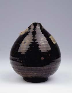 3cm, 잔존높이 19.5cm óâappleì fl Î ÁËappleÓ ÌÌ fl ÛÚ Î ùôóı óóòóì, XIX. Ë ÏÂÚapple ÓÌ Í 8,3ÒÏ, ëóıapple ÌË flòfl ÒÓÚ 19,5ÒÏ Bottle/ Stoneware with black glaze Joseon Dynasty, 19th C. Base D. 8.3cm, Remaining H.