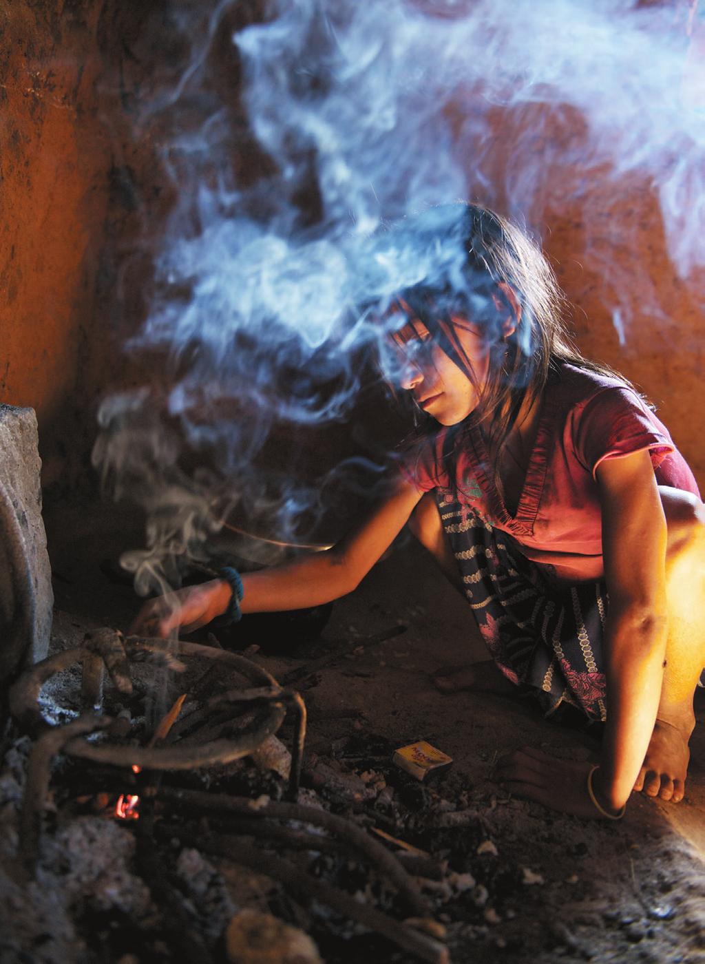 사진 왼쪽 저녁 준비를 하는 일곱 살 사루. 네팔에 살고 있는 사루는 남의 집 빨래와 청소 등을 하며 생계를 해결한다. UNICEF/NYHQ2012-1998/Shehzad Noorani 사진 오른쪽 필리핀 세부의 열네 살 유키는 8년 전 가사도우미로 있던 집에서 성폭력 을 당했다. 이혼한 부모님과 연락이 두절된 후 지금까지 가사도우미 생활을 하고 있다.